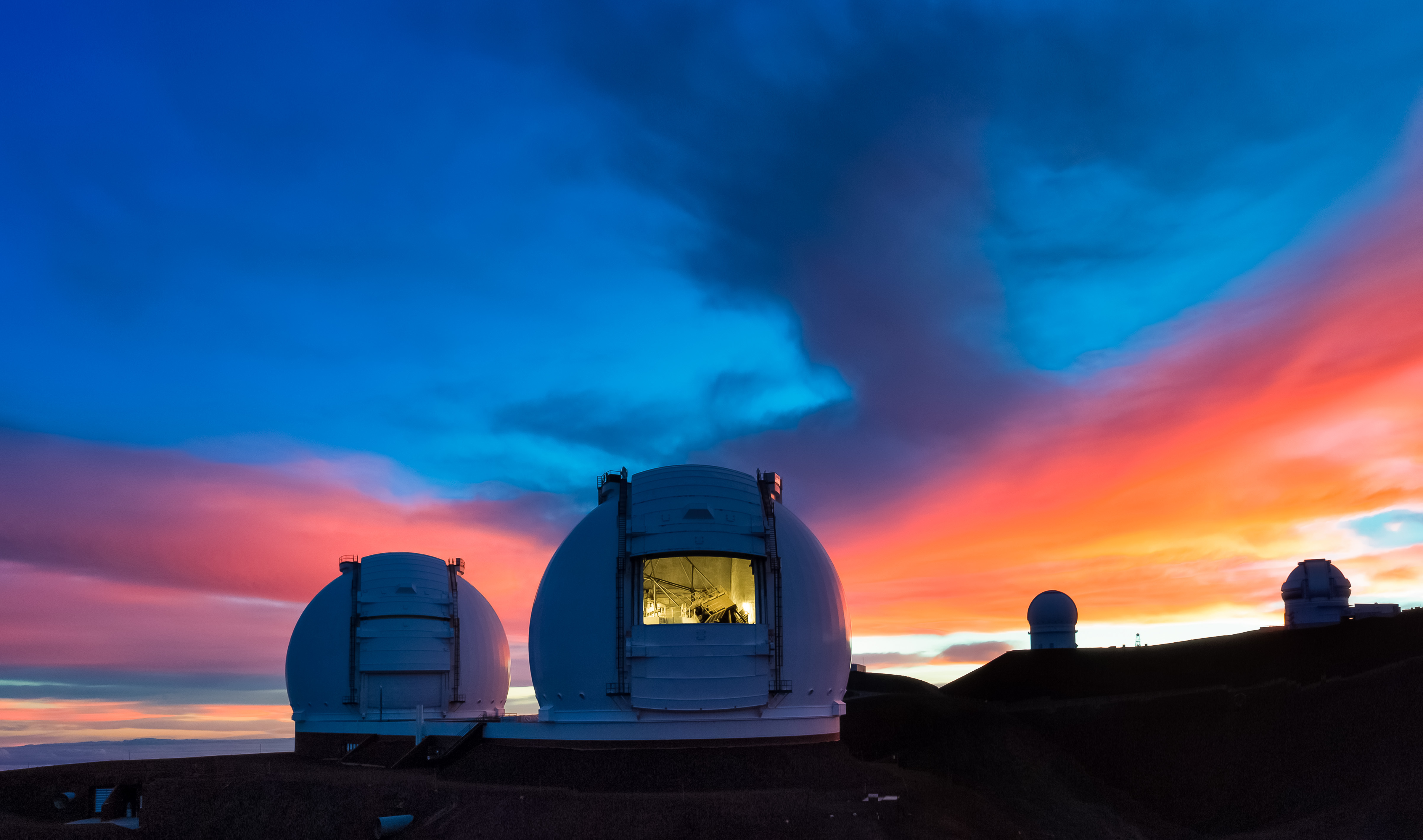 Keck_telescopes